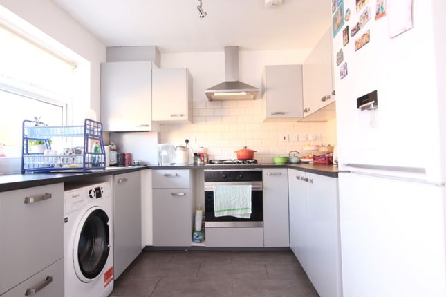 21 Willow Wood Crescent, London photo 5