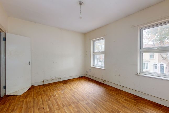 Flat for sale in New City Road, London