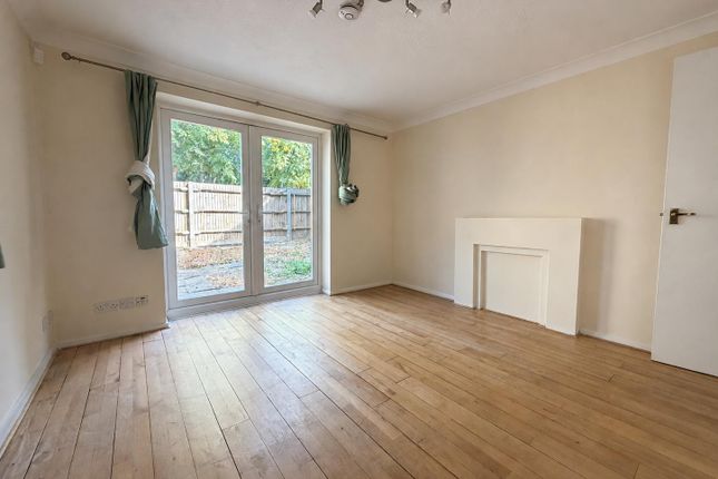 6, Knowles Close, West Drayton photo 3