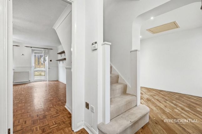 19 Owen Gardens, Woodford Green photo 2