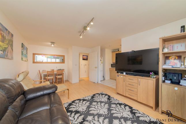 Flat 7, Downing Court, Bennington Drive, Borehamwood photo 4
