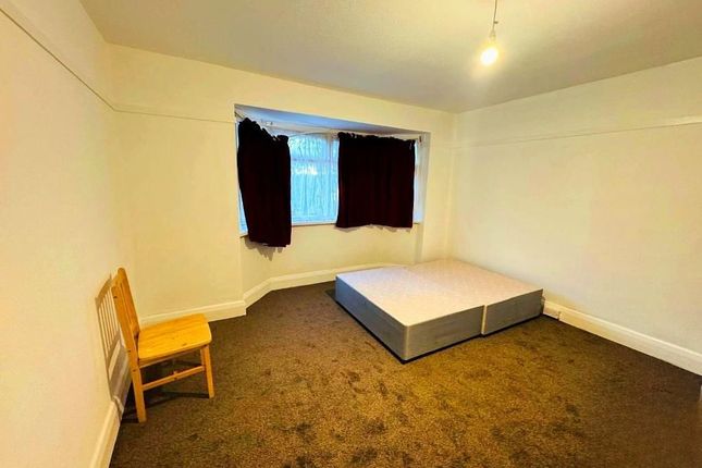 5 GRAND AVENUE, WEMBLEY photo 3