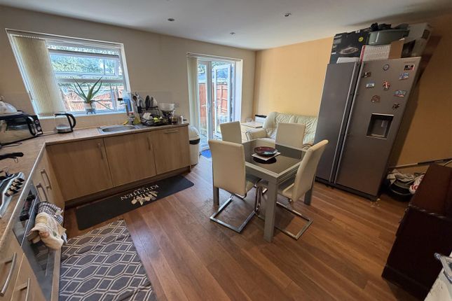 18, Enders Close, Enfield photo 2