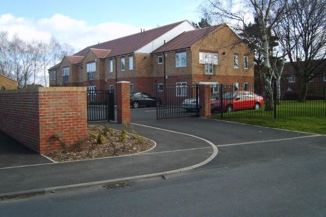 Flat to rent in Old Oak Drive, Leeds