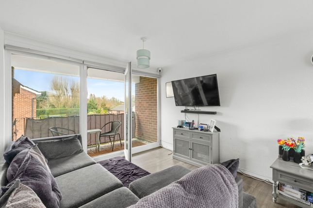 9 Russell House Cressington Place, Bourne End photo 2