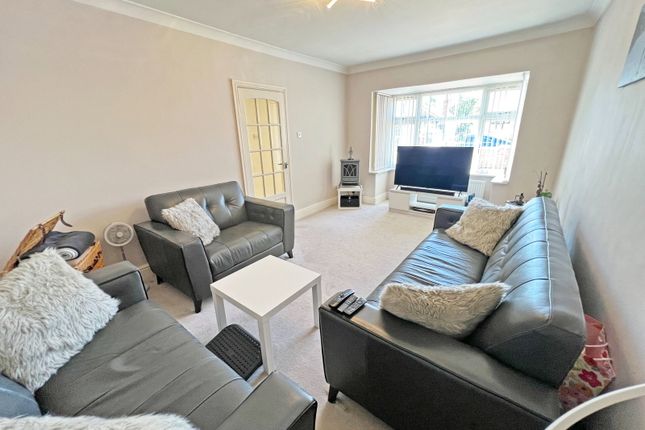 53, Oakland Avenue, Leicester photo 3