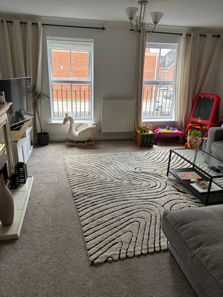 Town house to rent in Padgett Way, Wakefield
