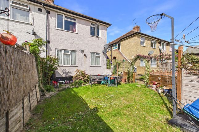 72, Elmcroft Close, Feltham photo 2