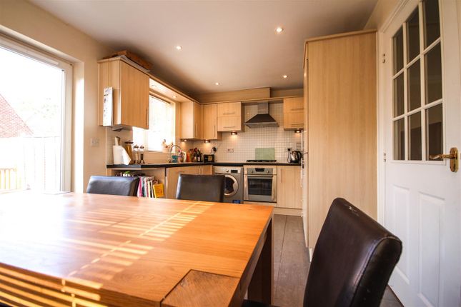 11, Rykmansford Road, Fleet photo 4