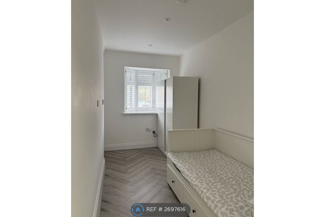 Ashurst Drive, Ilford photo 3