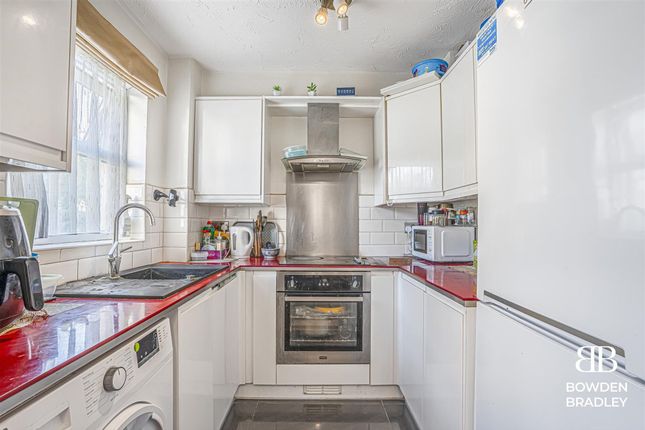 4 Adeliza Close, Barking photo 2