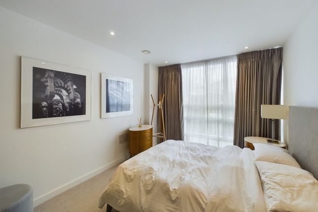 Flat to rent in Holland Park Avenue, London