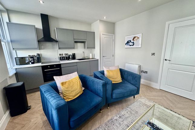 Flat 6, 50-51, Albemarle Crescent, Scarborough photo 3