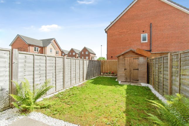 14, Lowe Lane, CASTLEFORD photo 4