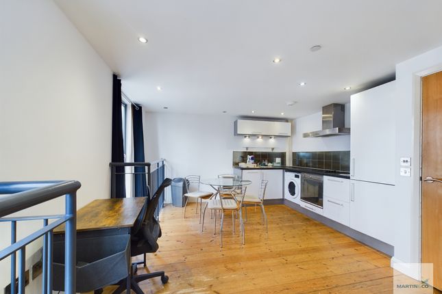 2-bed flat on 4, New Court, Nottingham, £130,000