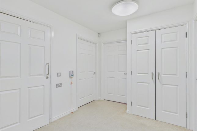 226 Clarence Park, Worcester Road, Malvern photo 3