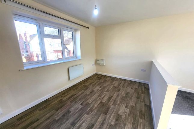 Flat 2, 40 Thorneycroft Lane, Wolverhampton photo 3