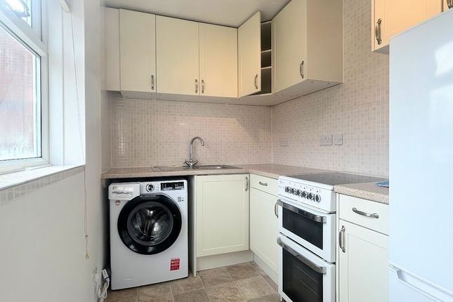 63, Hainault Avenue, Milton Keynes photo 3