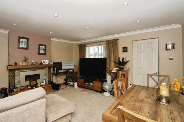 21, Queen Street, Abertillery photo 3
