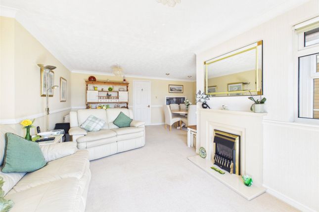 10, Fox Close, Gloucestershire photo 2