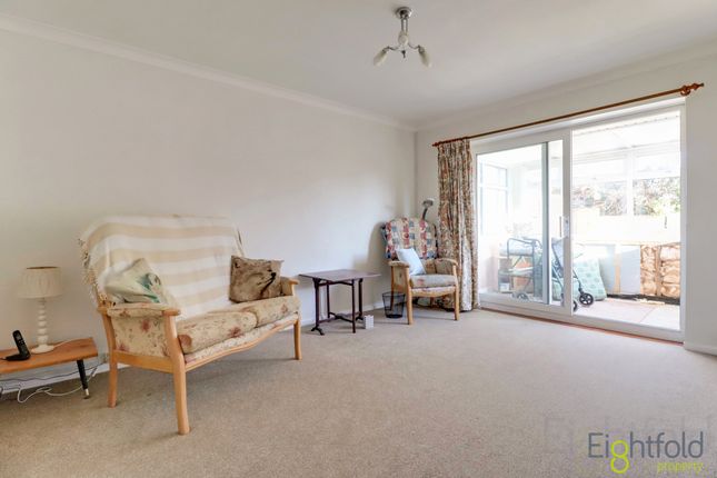 18 Lyndhurst Close, Hayling Island photo 2
