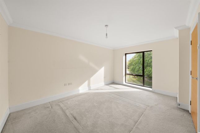 2, Giles Crescent, Uxbridge photo 4