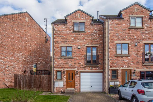 Thumbnail Town house for sale in Beaumont Street, Stanley, Wakefield