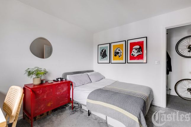 Flat for sale in Cypress Close, London