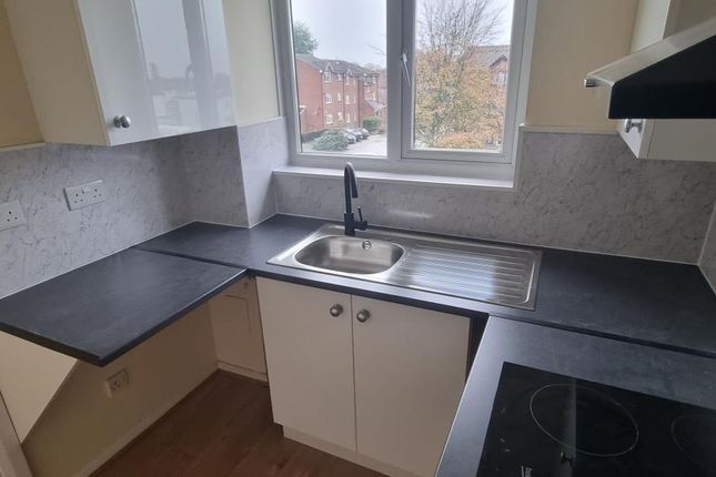 Flat to rent in Chaffinch Close, Edmonton