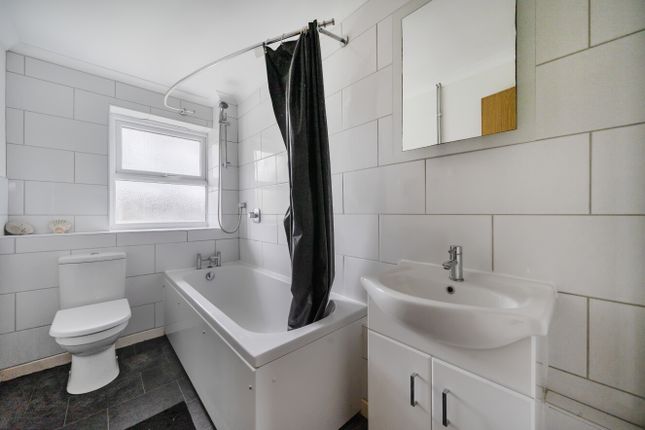 21, Armstrong Way, Reading photo 4