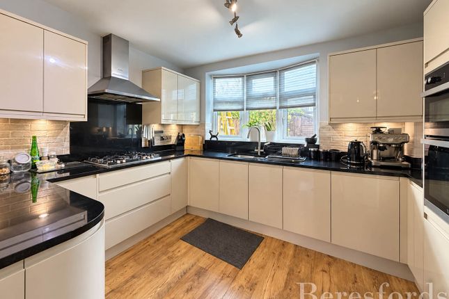 117, Grosvenor Drive, Havering photo 3