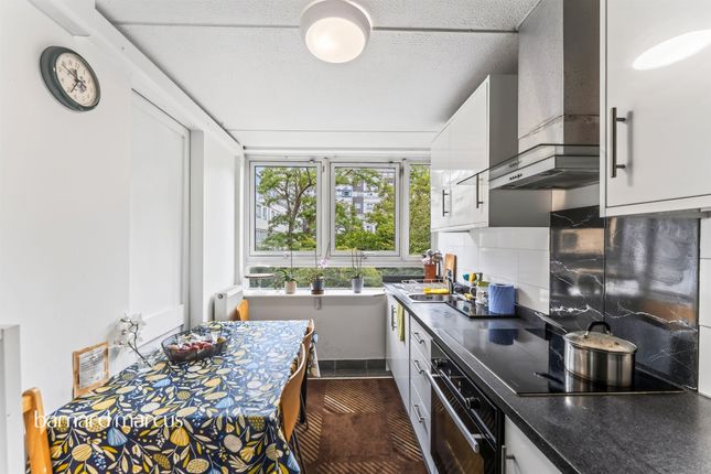 Flat 20, Kennard House, Francis Chichester Way, London photo 4