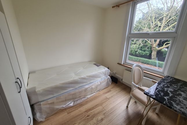 Room 1, 26A, Trinity Road, Wood Green photo 4