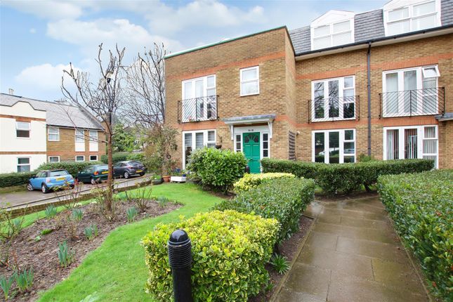 Flat to rent in Foxwood Green Close, Enfield
