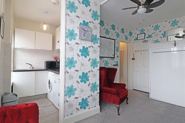 Flat 4, 27, Upper Bridge Road, Redhill photo 3