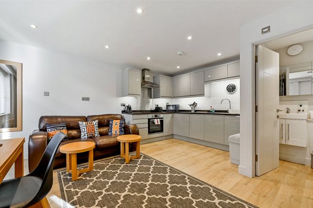 Flat 2, Wellington Court, 27, Little Marlow Road, Buckinghamshire photo 2