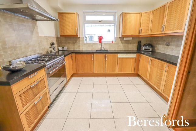 63, Newbury Gardens, Upminster photo 3