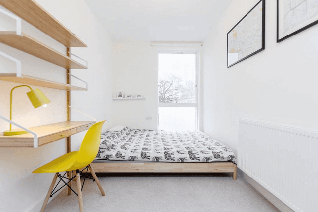 Flat to rent in Barrington Road, London
