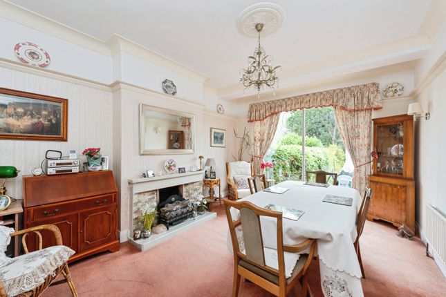 42, The Hollands, Worcester Park photo 3
