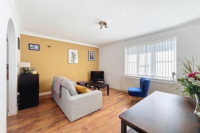 14, Station Court, Hornsea photo 2