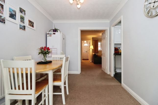 16, Parnall Crescent, Bristol photo 4