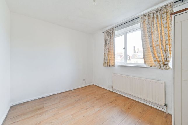 Campbell Close, Streatham photo 4