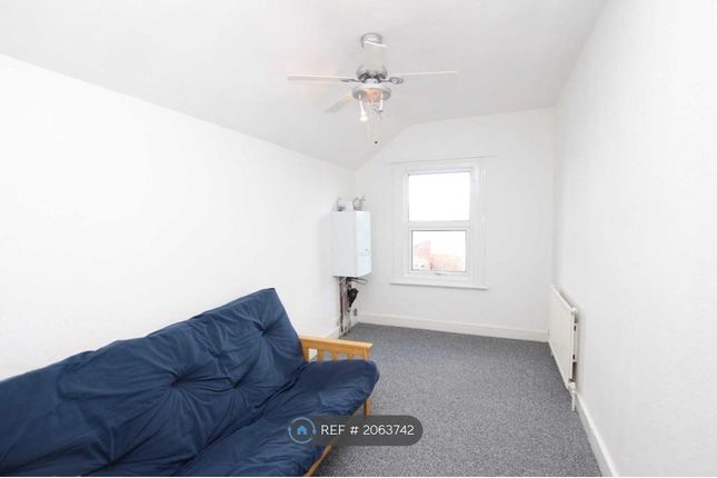 Terraced house to rent in Sherwood Street, Reading