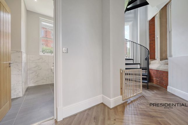 2 Gainsborough House Brandesbury Square, Woodford Green photo 3