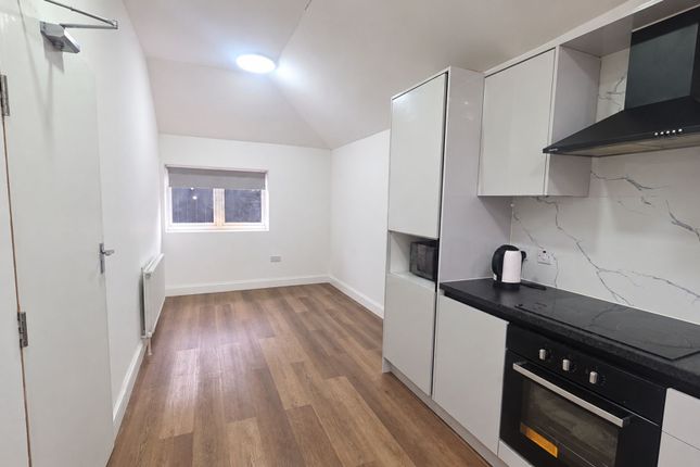 19-B Ashurst Drive, Ilford photo 3