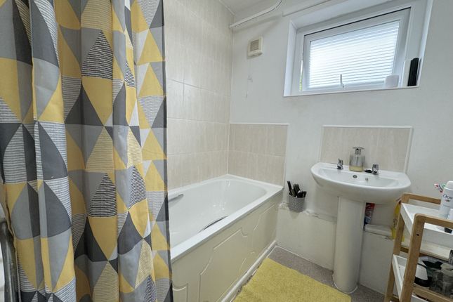 57, Holtdale Avenue, Leeds photo 4