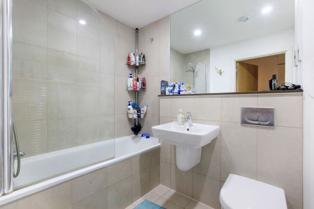 Flat for sale in Wandsworth Road, Clapham, London