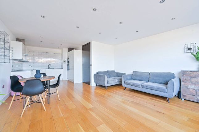 Thumbnail Flat for sale in Queens Row, Elephant And Castle, London