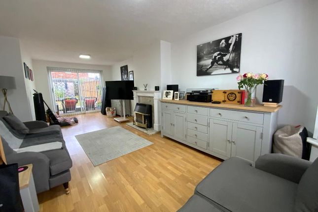 1 Locke Close, South Hornchurch photo 3