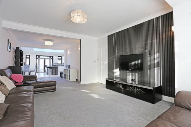 111, Beechwood Gardens, Ilford photo 4